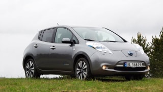 Bilder viser en grå Nissan LEAF på en gressslette.