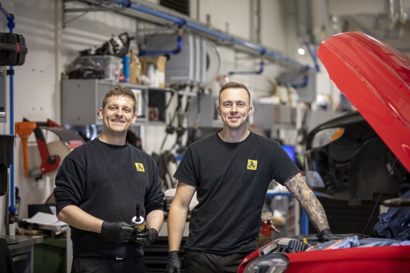 To bilmakanikere på NAF Verksted
