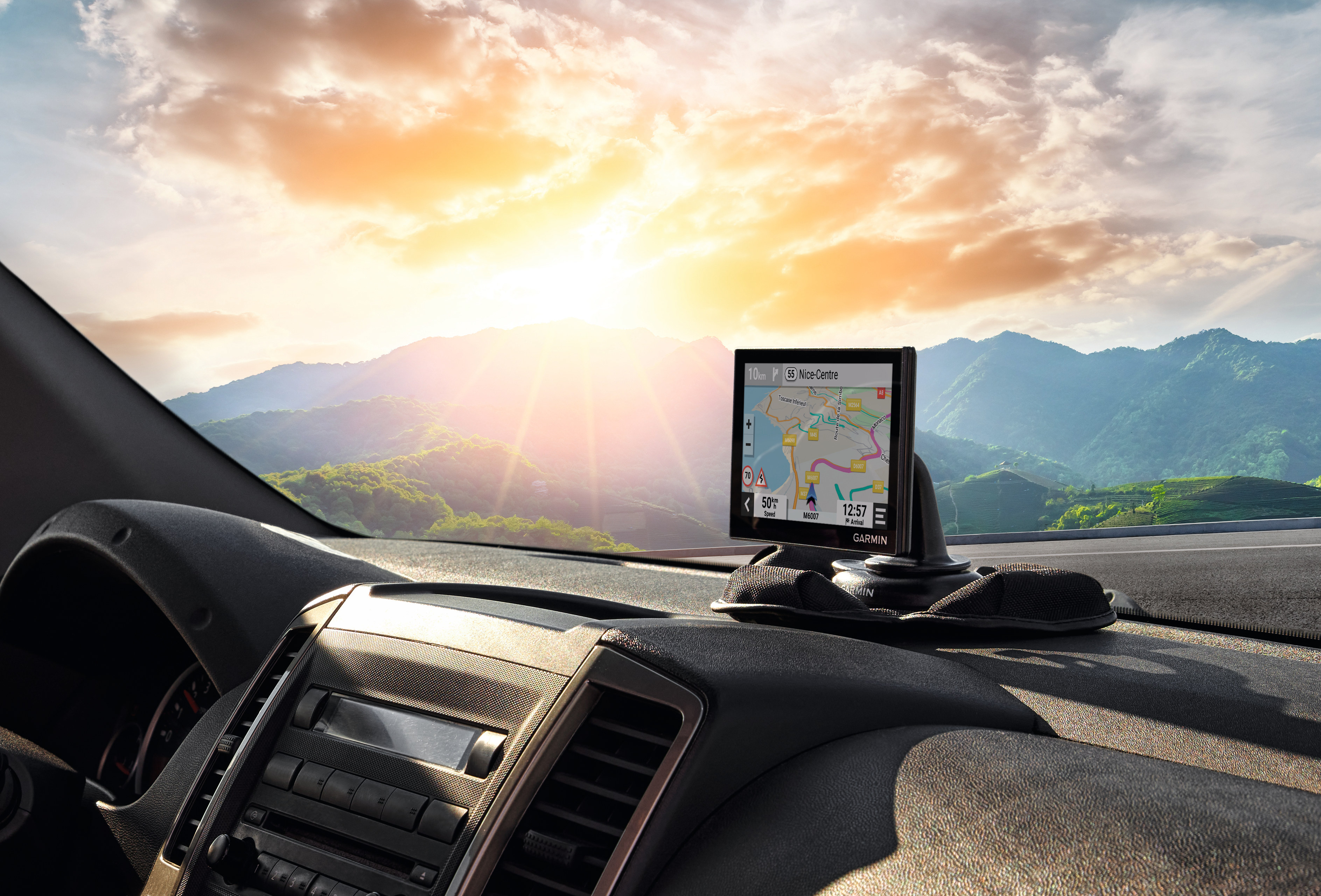 Garmin DriveSmart i vindu på bil