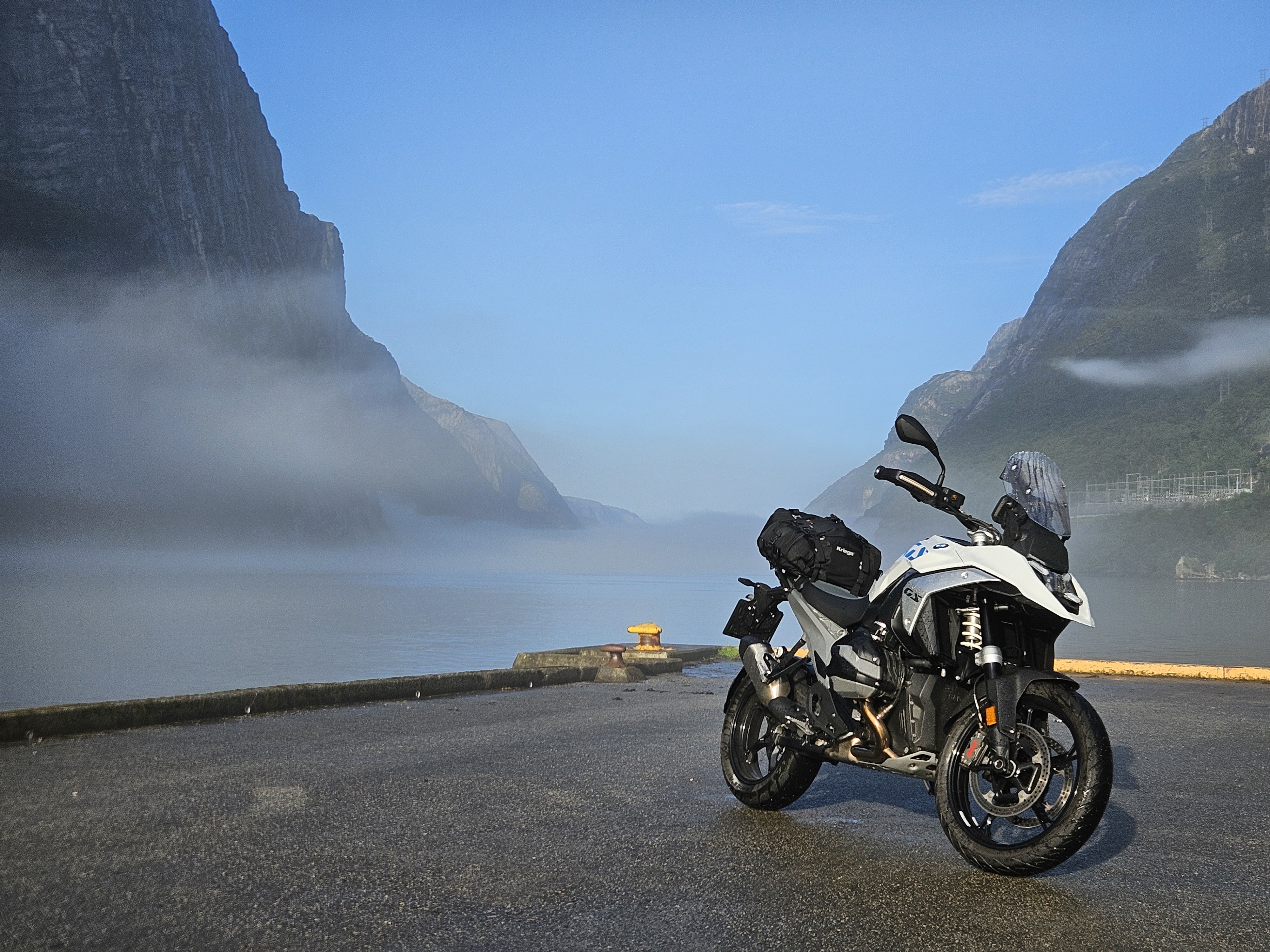 Mororsykkel på vei i tåken