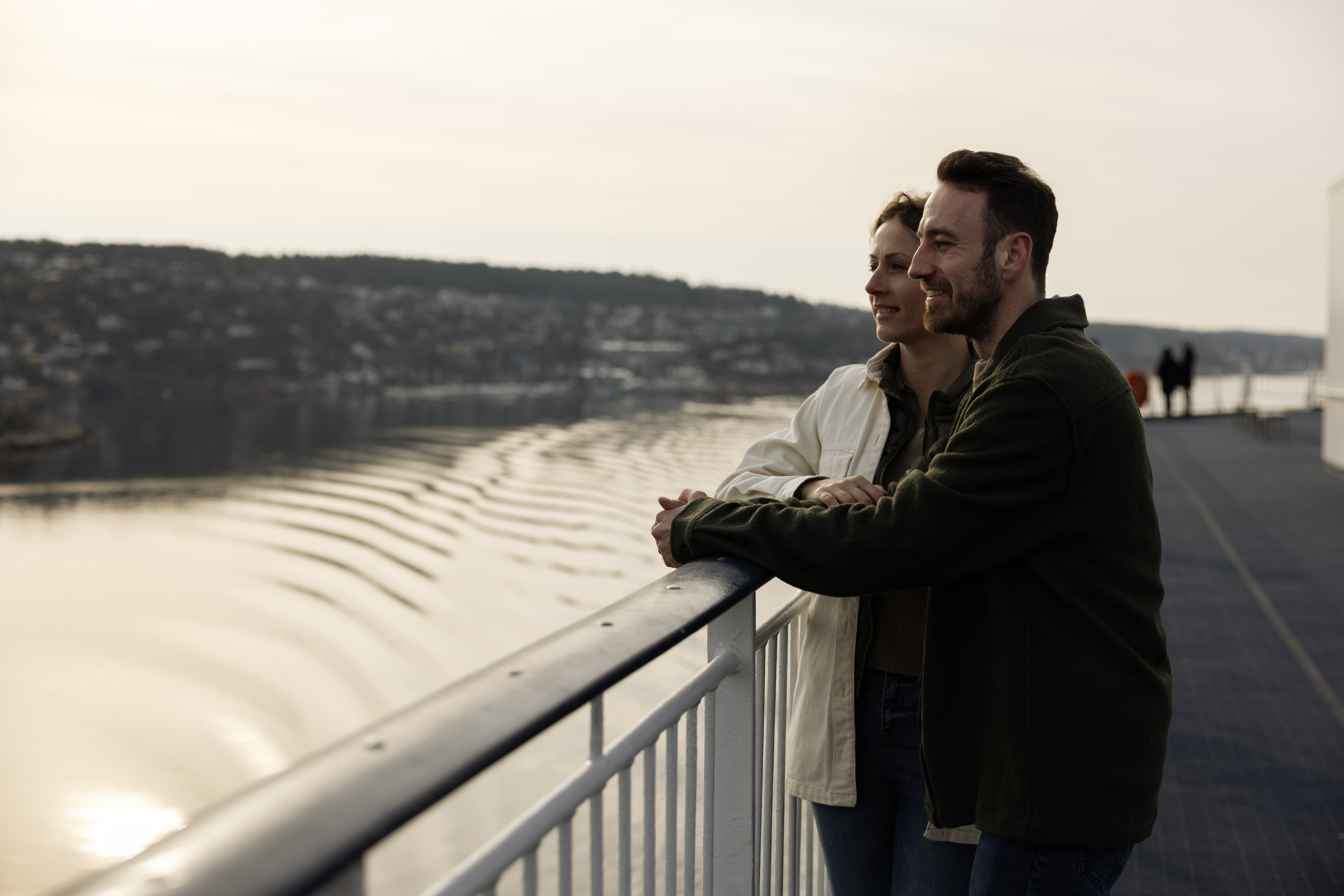 Bildet viser et par på dekk hos Go Nordic Cruiseline