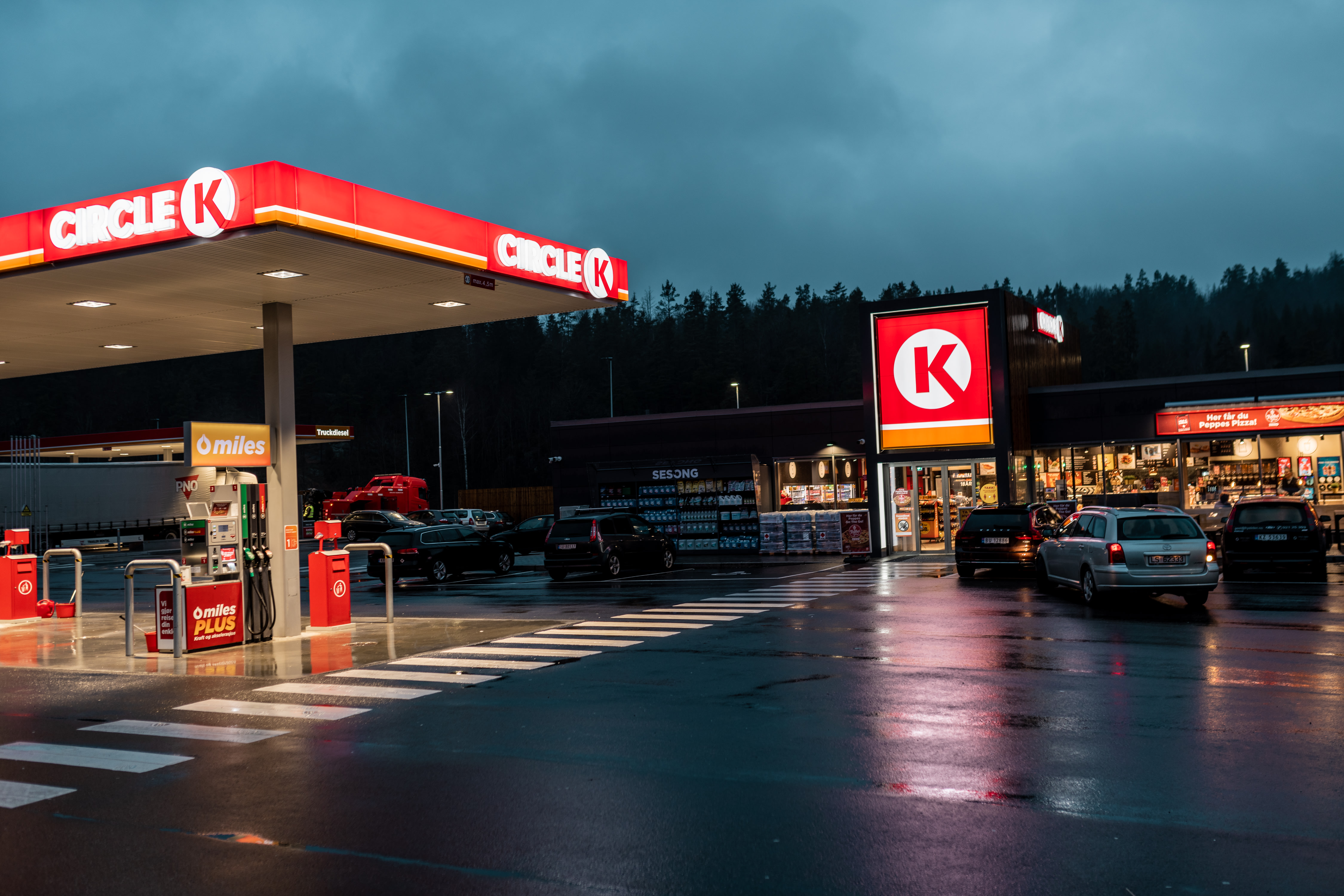 Drivstoffpumper hos Circle K en mørk høstkveld