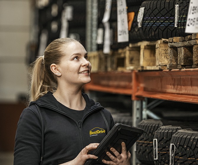 Jente sjekker dekk på dekkhotellet