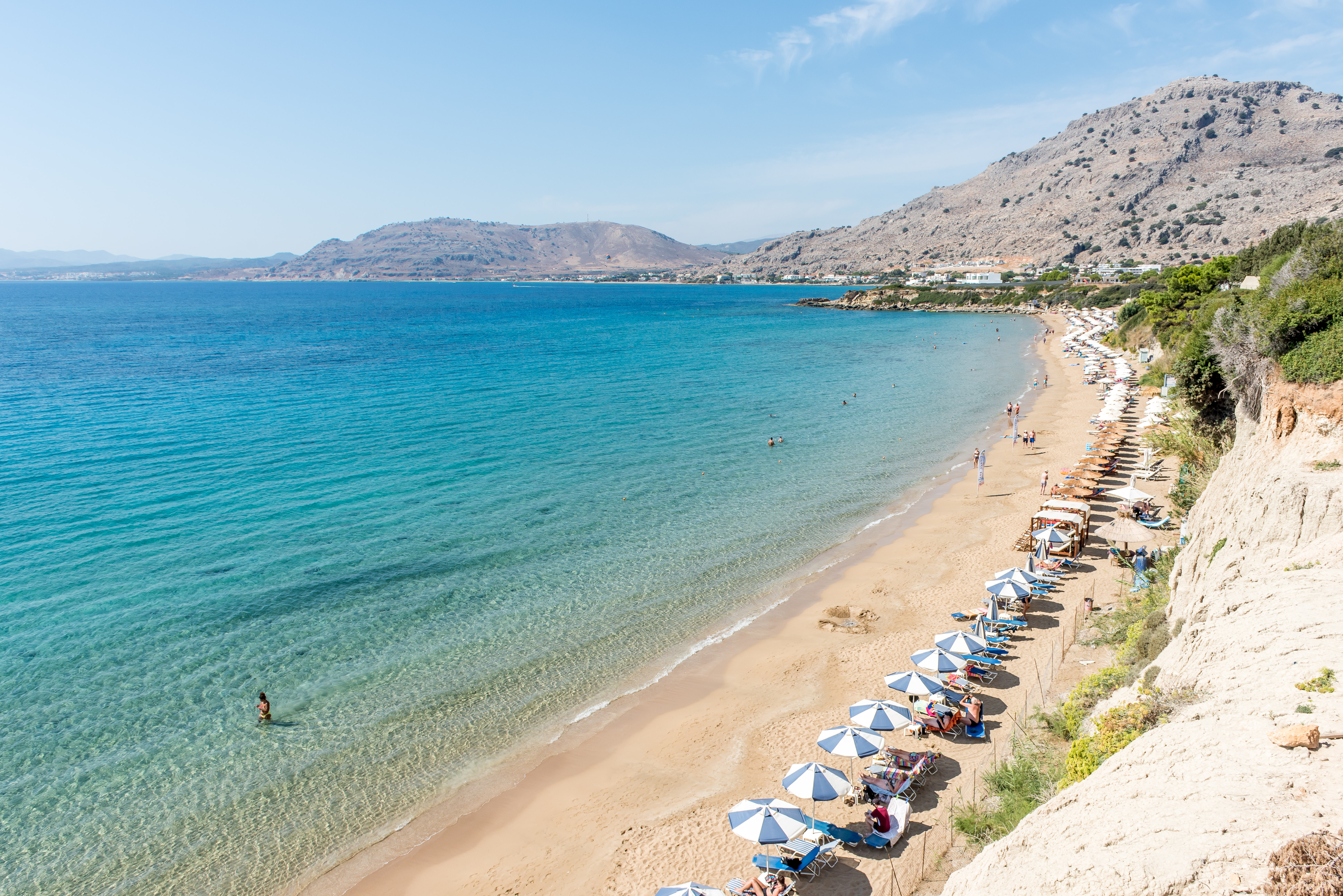 Bilde av parasoller på en flott strand 