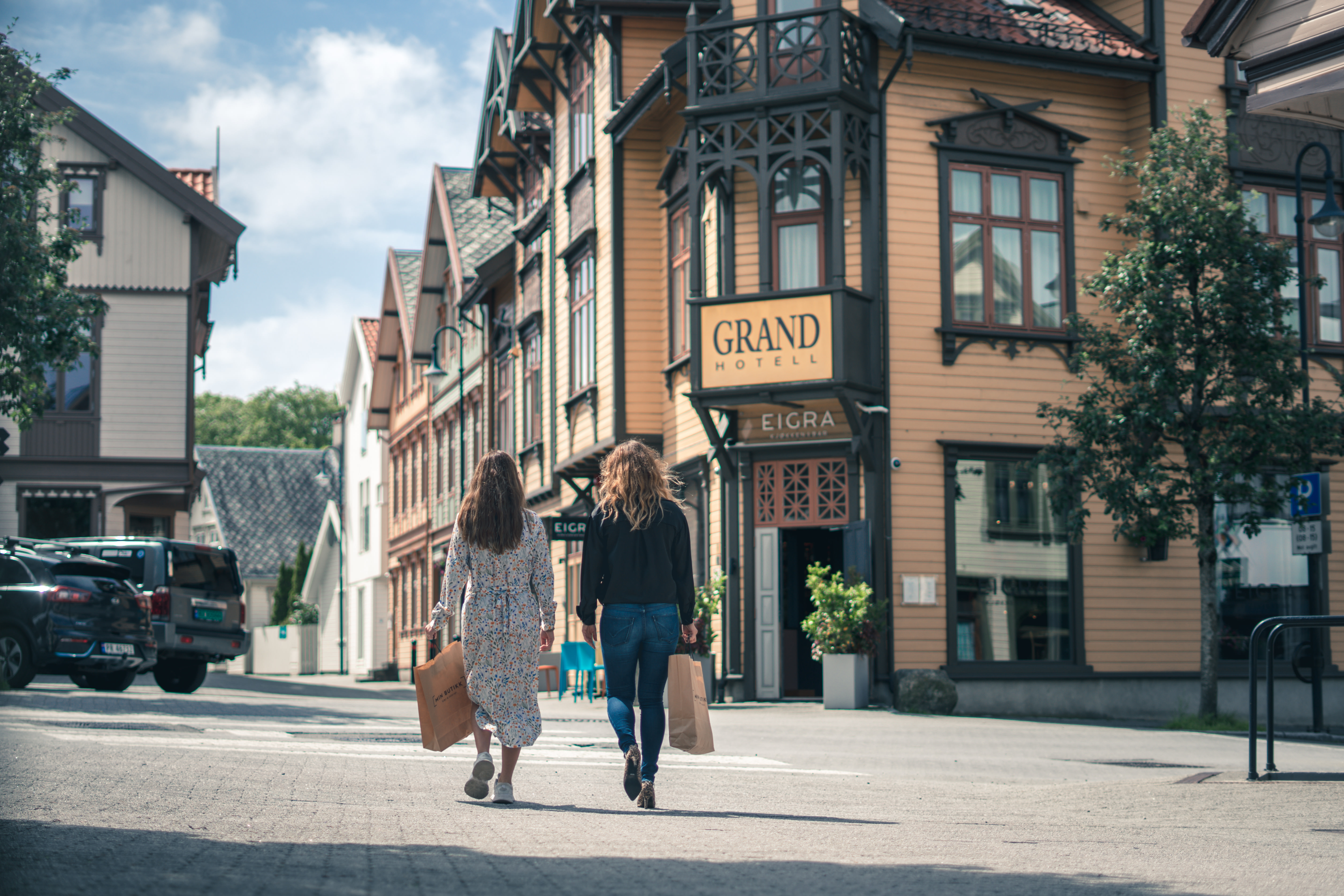 Bildet viser to kvinner som spaserer mot Grand Hotel Egersund