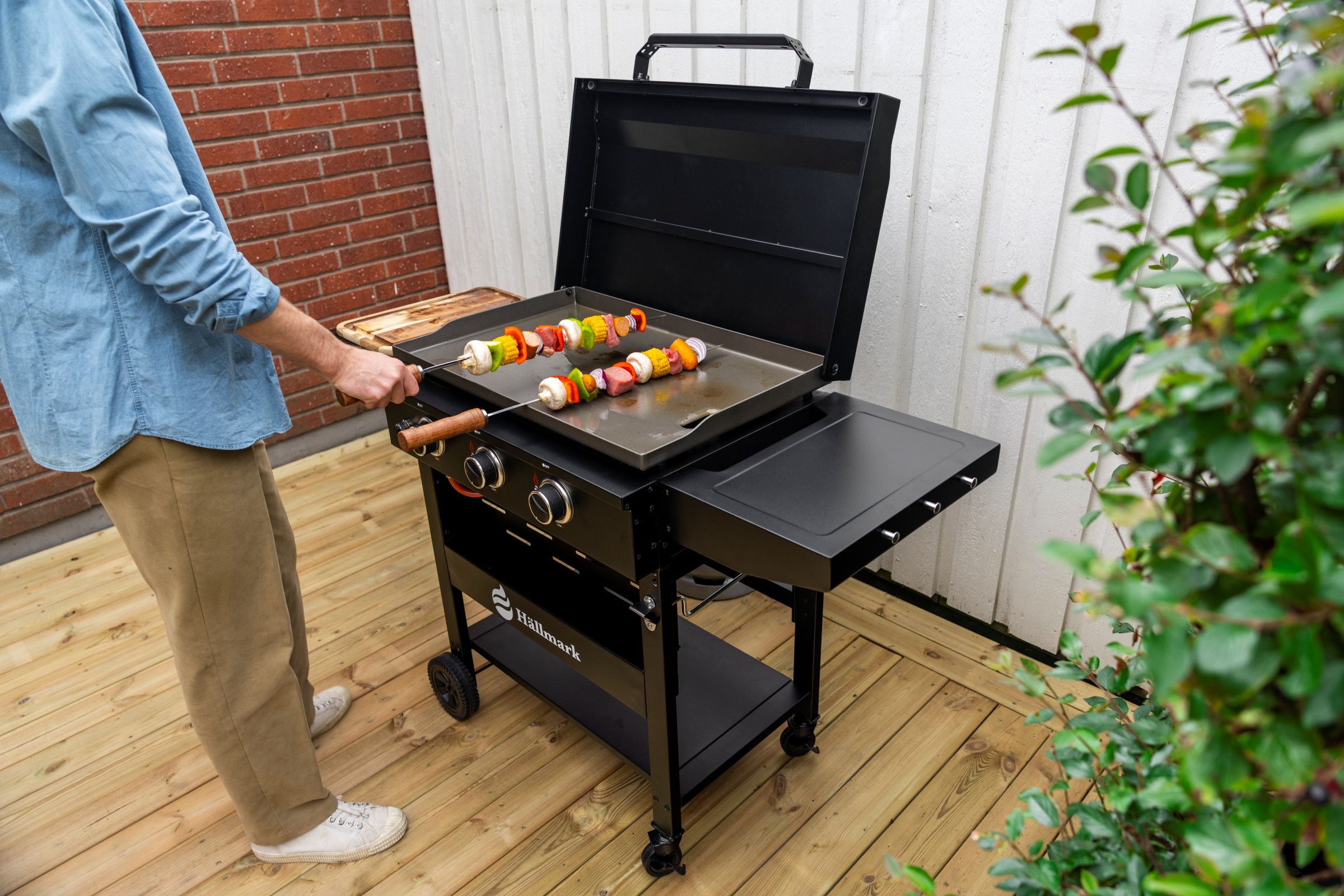 Mann står å griller på en Planchagrill