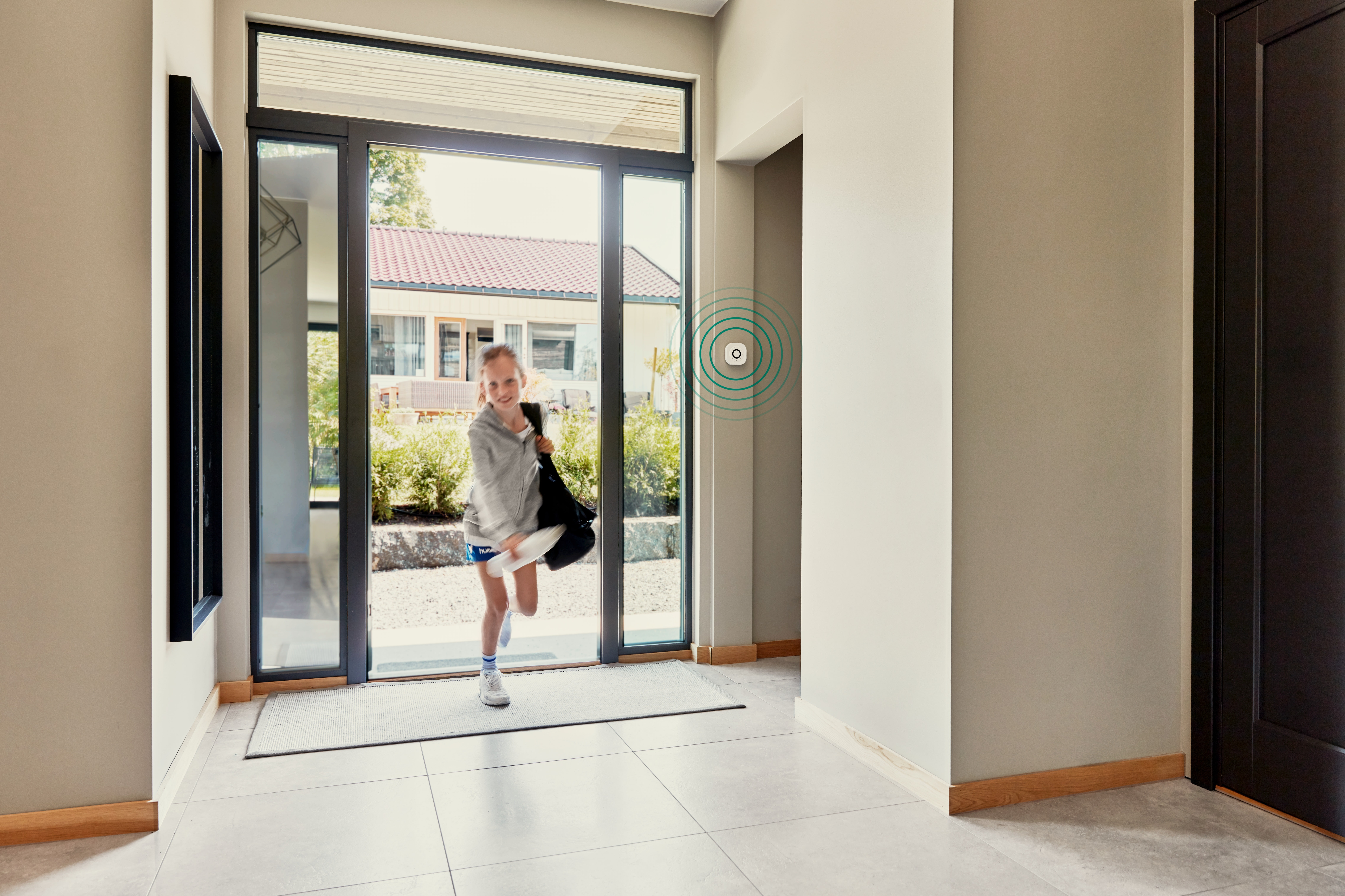 Jente kommer hjem fra trening