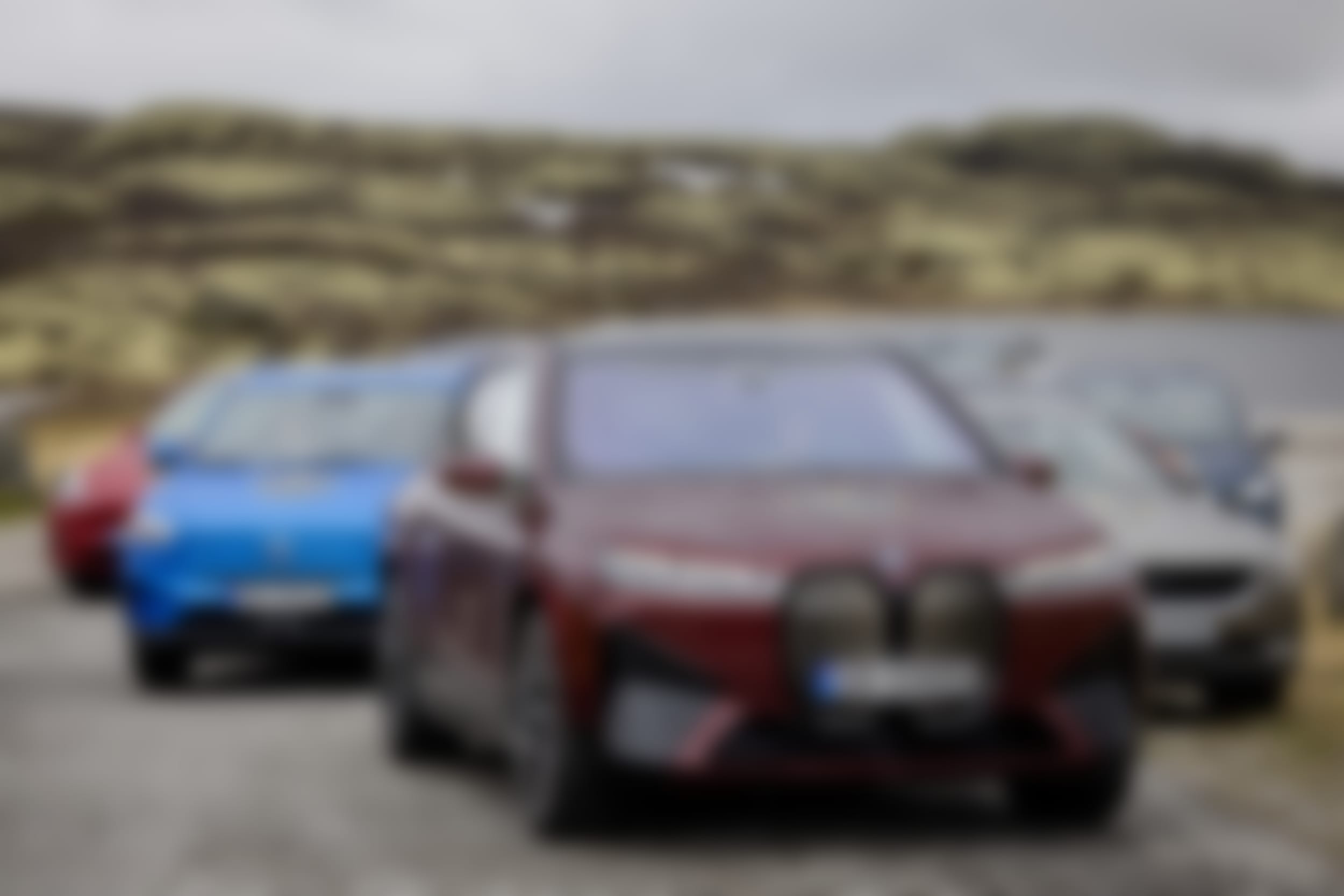 Elbiler står parkert på fjellet