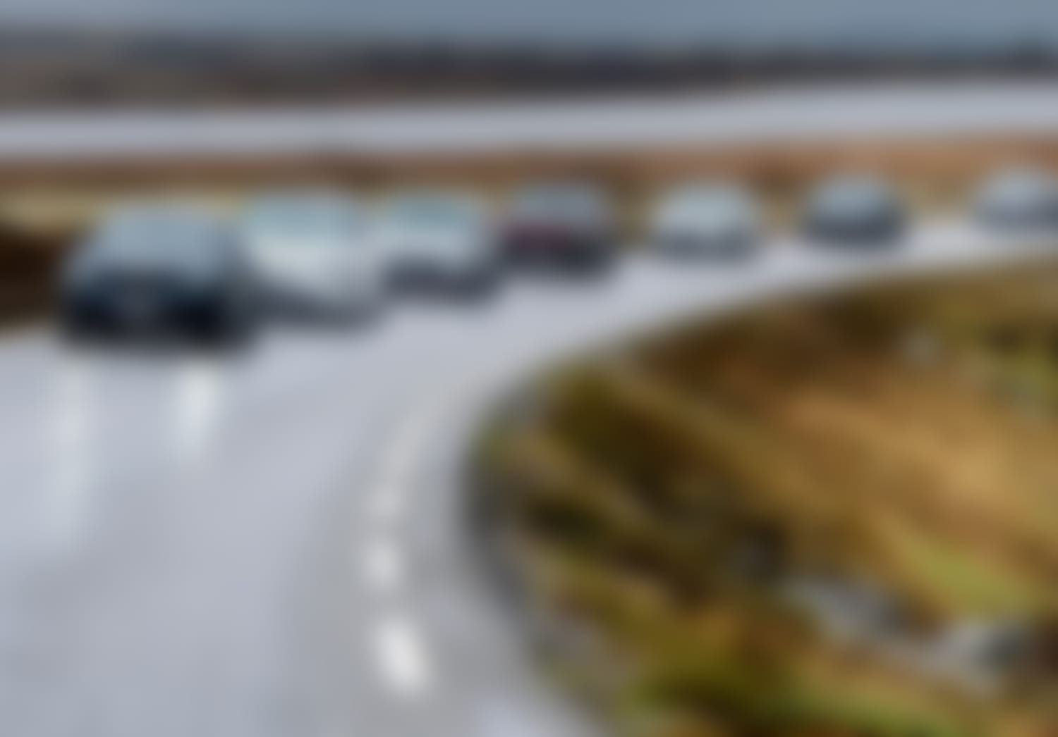 Biler i kolonne på fjellet