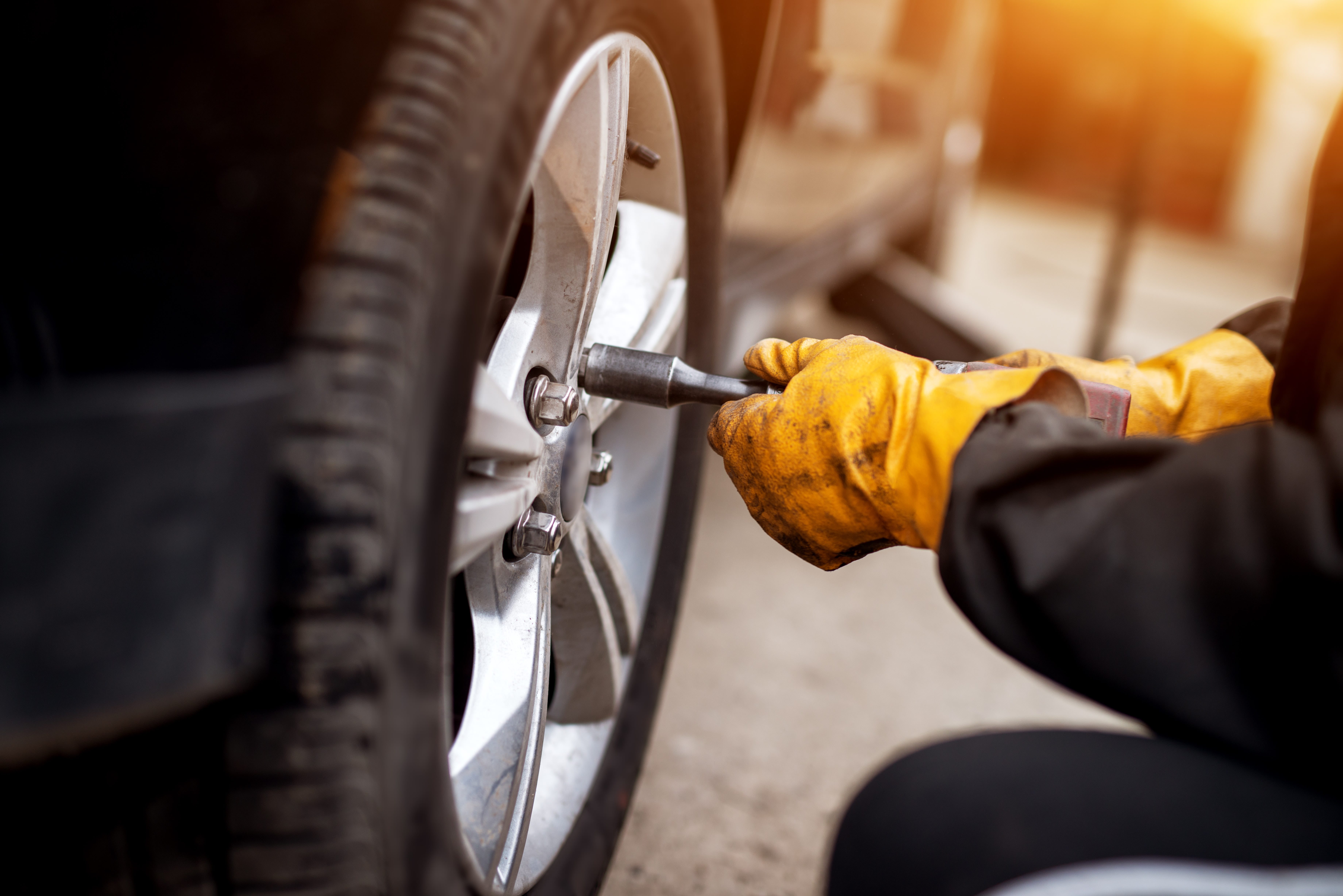 Person som skifter hjul på bilen