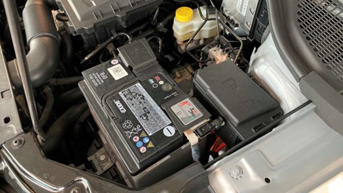 Lade og vedlikeholde bilbatteri – slik gjør du det | NAF
