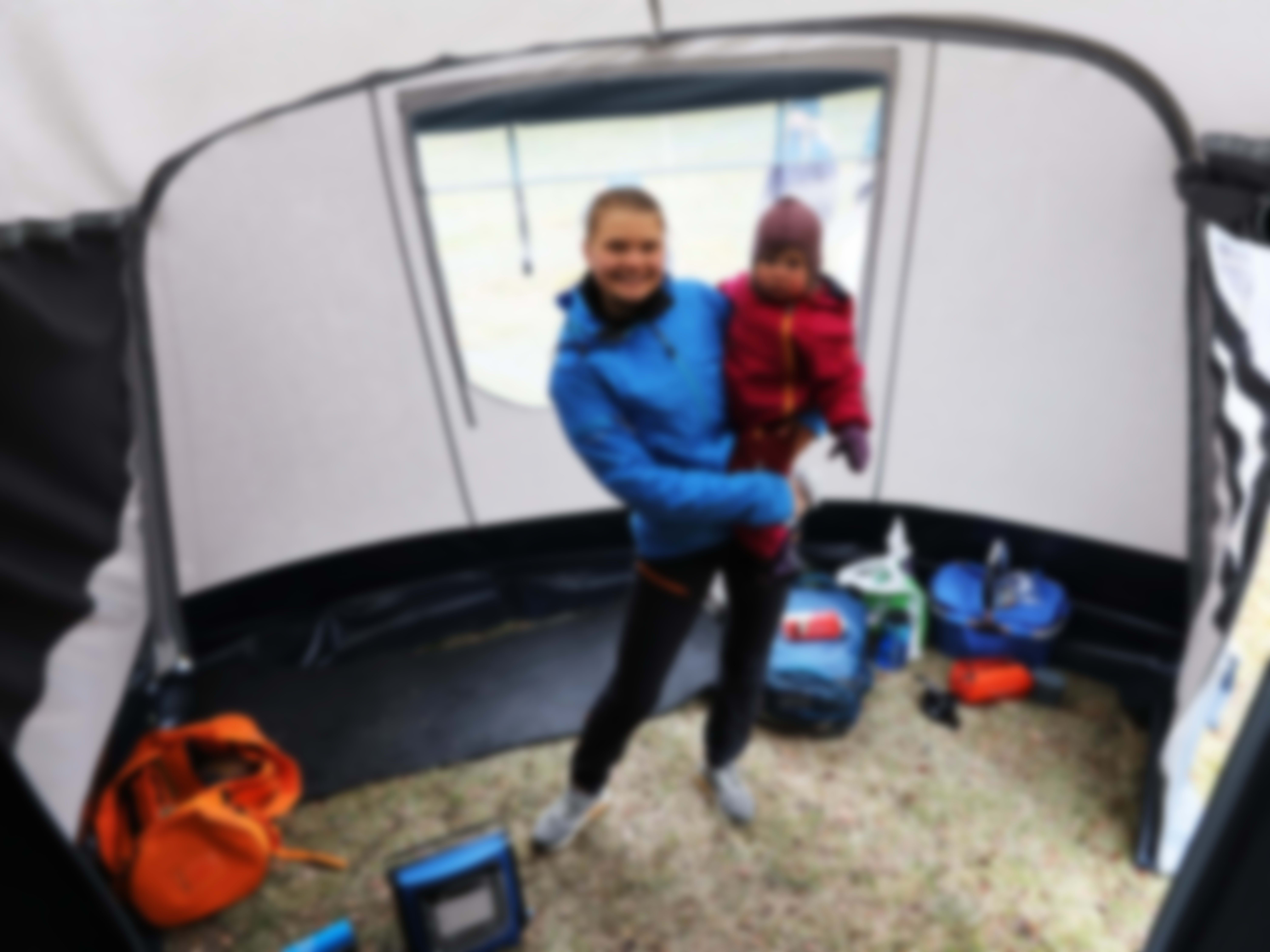 familie i campingtelt