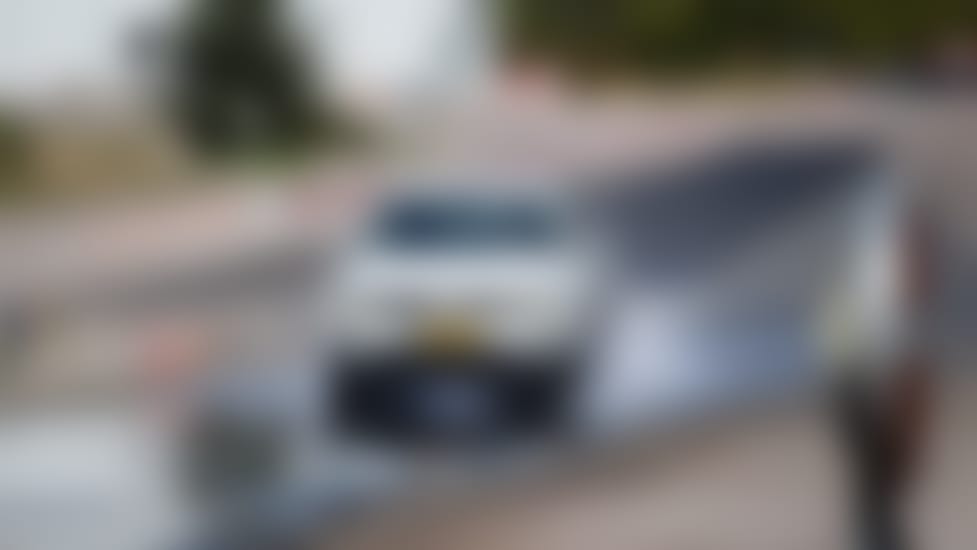 Bildet viser en bil som bremser på en glatt vei under en bremsetest.