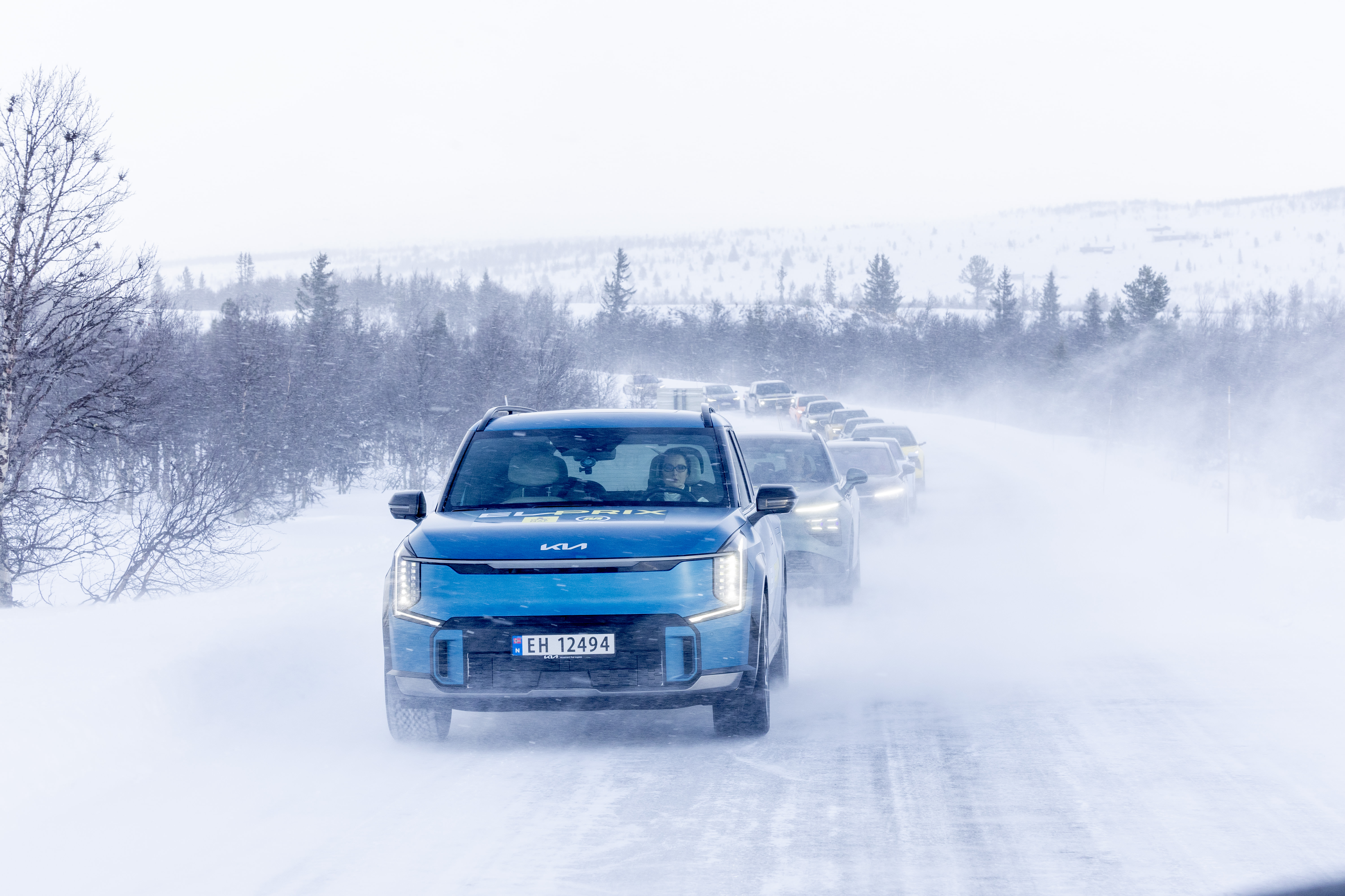 Blå Kia EV9 leder kolonne av biler