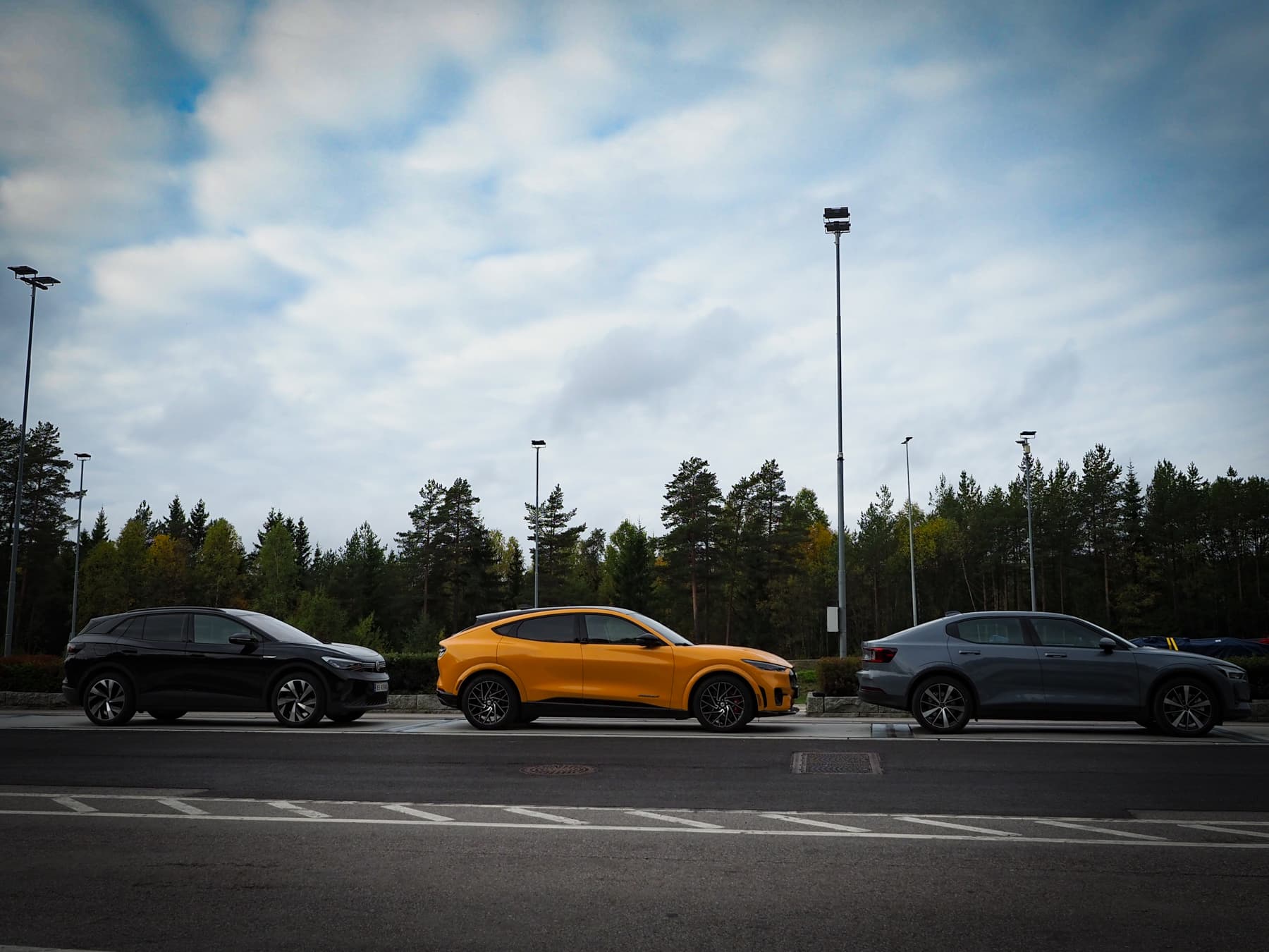 Tre elbiler på bilvekta på Taraldrud