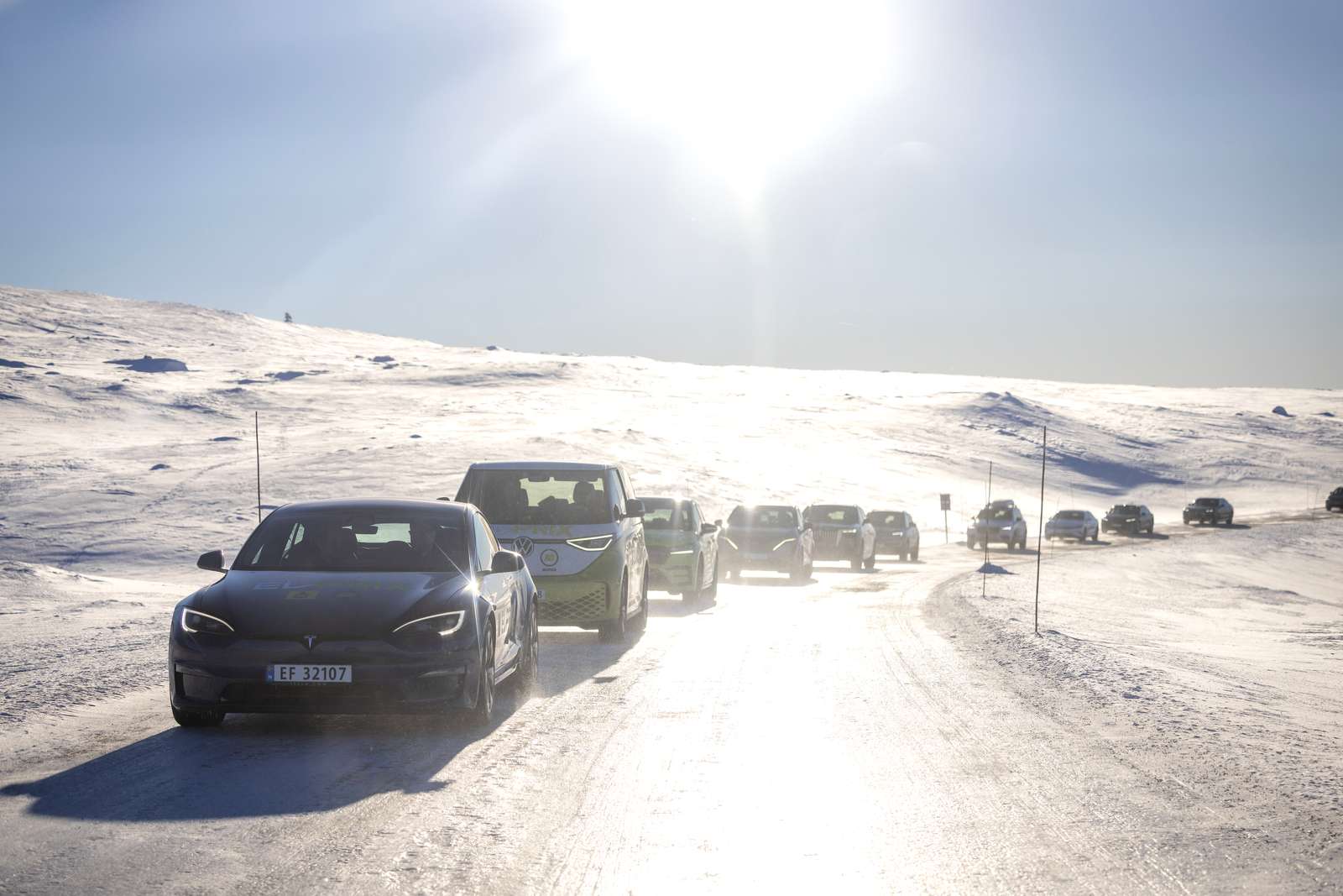 Biler i rekke om vinteren