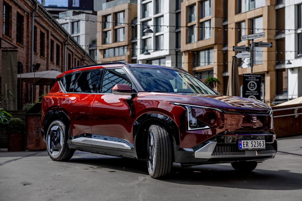 Rød Kia EV5