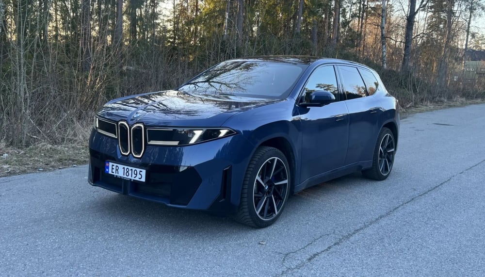 Blå BMW iX3