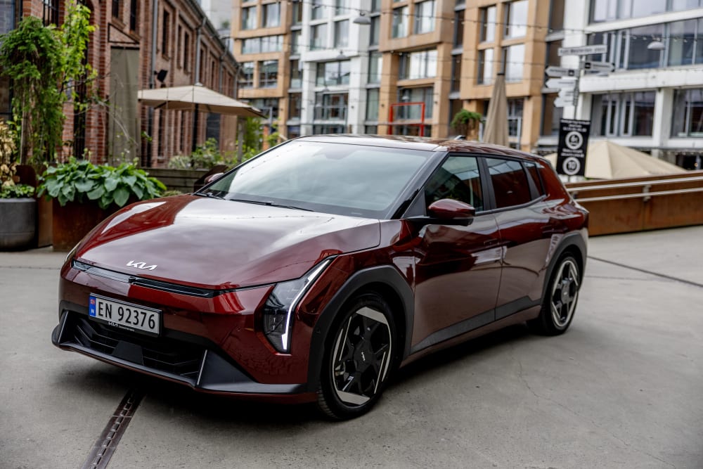 Rød Kia EV4