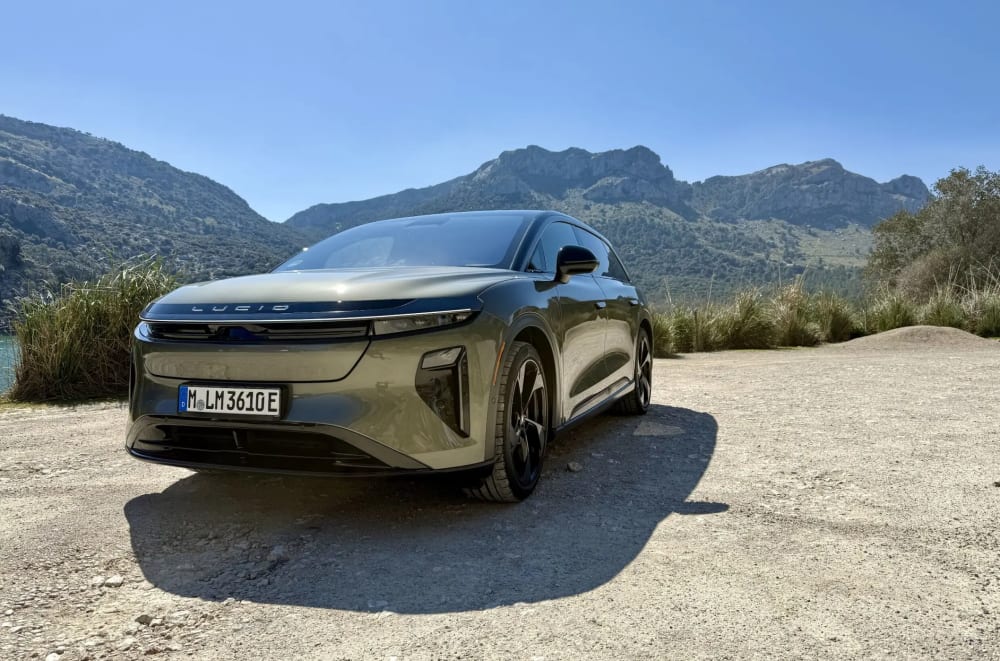 Stor Lucid Gravity SUV med fjell i bakgrunnen