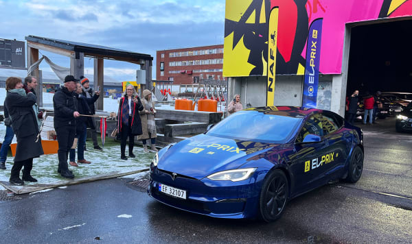 Tesla Model S kjører ut fra Skur 13 i Oslo