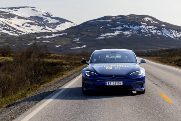 Blå Model S på fjellet