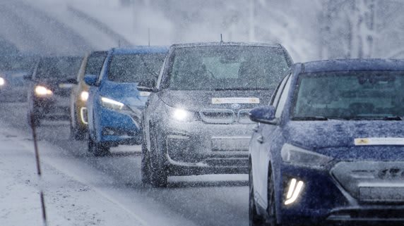 Seks elbiler i snøvær