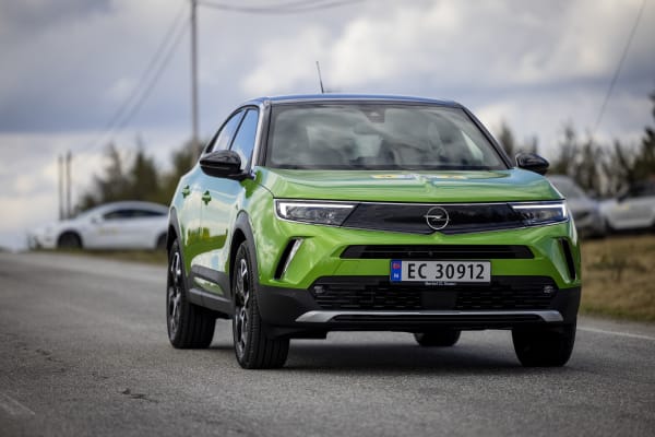 Bildet viser en grønn Opel Mokka-e sett forfra.