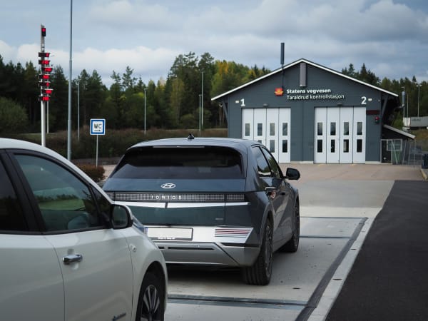 En Hyundai Ioniq 5 og en Nissan Leaf på vekta på Taraldrud kontrollstasjon