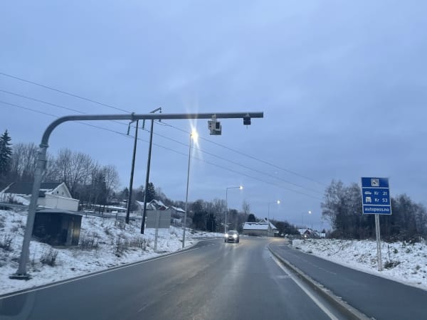 En bil kjører gjennom bomringen utenfor Oslo