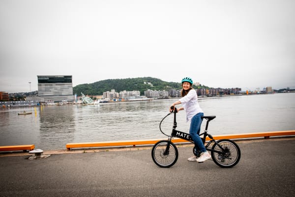 Dame på brukt elsykkel på brygga i Oslo.