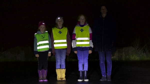 familie med og uten refleks i mørket