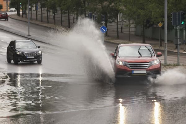 biler i regn