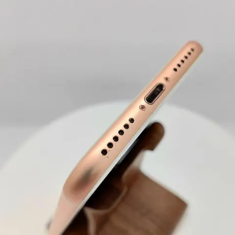 iPhone 8 256GB 画面欠けの画像（2）