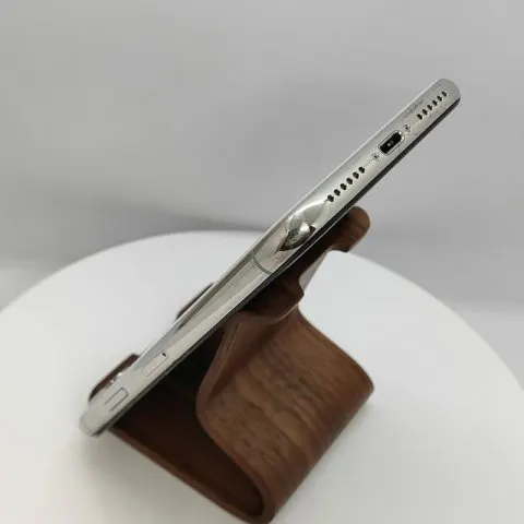 iPhone X 64GB docomo 356738081483716の画像（2）