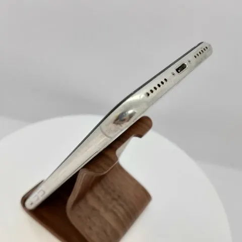 iPhone X 64GB au 356738084905723の画像（2）