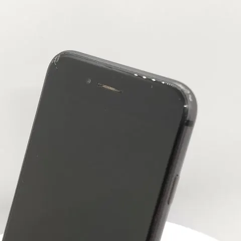 iPhone 8 64GB au 352995090007340の画像（1）