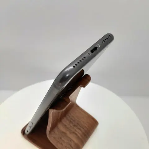 iPhone 8 64GB au 352995090007340の画像（3）