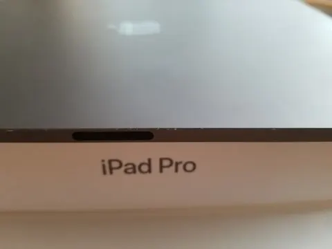 iPad pro 2018モデル Wifi+Cellular 1TB 赤ロムの画像（2）