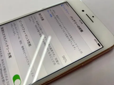 赤ロム iPhone8 64GB ゴールド バッテリー96%の画像（3）