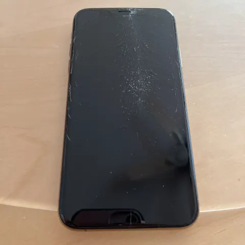 iPhone Xs 256GB auの画像（1）