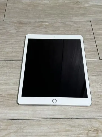 iPad 7世代　silver 32GBの画像（0）