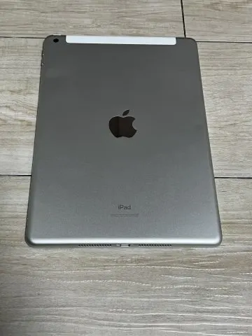 iPad 7世代　silver 32GBの画像（1）