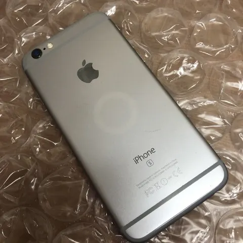 iPhone6s 64GB  au 画面割れ 充電不具合の画像（1）