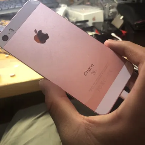 iPhone SE 32GB SIMフリーの画像（1）
