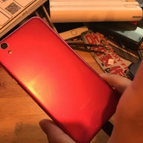 赤くて赤いAQUOS EVER simフリーの画像（1）