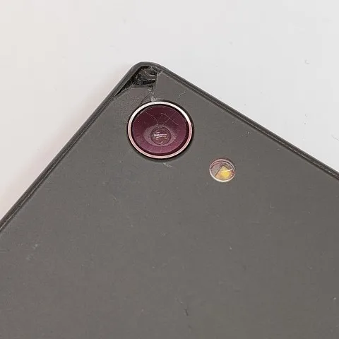 Xperia Z5 Compact SO-02H 背面割れの画像（1）