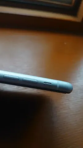 iPhone XR 64GB docomo △の画像（3）