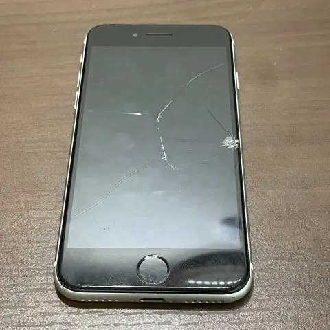 iPhone SE 第二世代 64GB ジャンクの画像（1）
