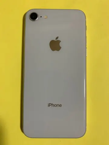 iPhone8 64GB シルバー　赤ロムの画像（1）